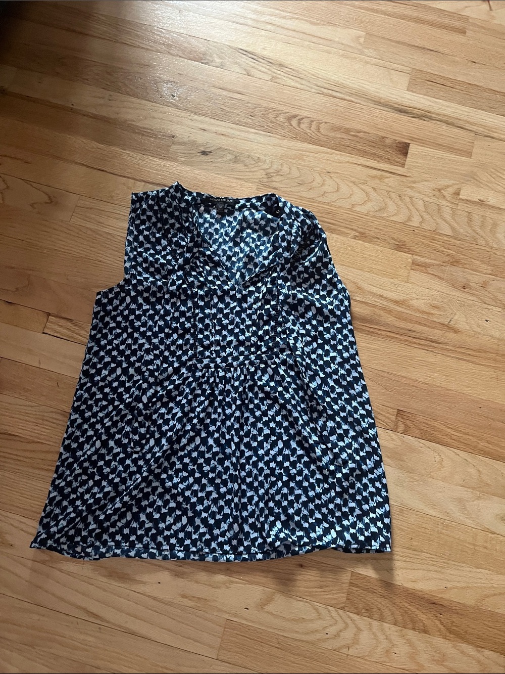 Banana Republic Black and White Sleeveless V-Neck Printed Top